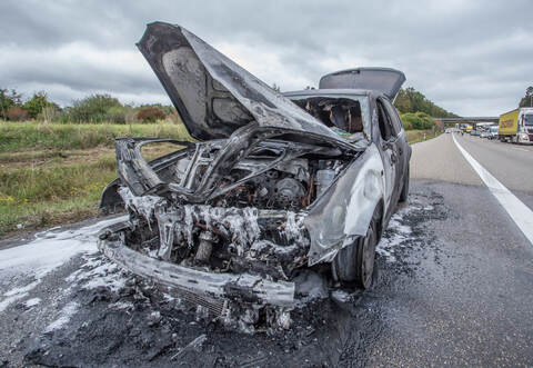 Auf der A8 bei Niefern-Öschelbronn ist am Dienstagmittag ein Auto auf dem Standstreifen ausgebrannt.