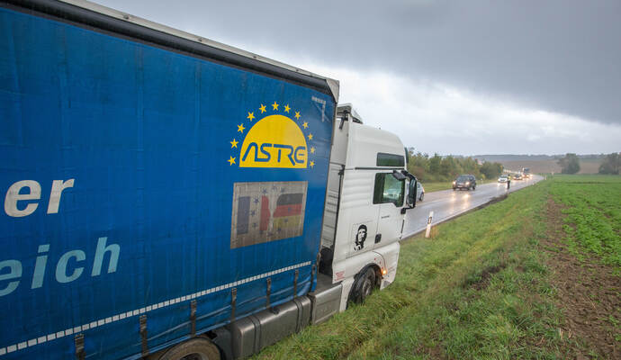 Während ein Unfall auf der B294 zwischen Neulingen-Bauschlott und Pforzheim dazu geführt hat, dass sich ein Lkw im Bankett festgefahren hat und dadurch die nach Pforzheim führende Fahrspur blockiert, ist es auf der Büchenbronner Straße eine Baustelle auf Höhe der Zufahrt zum Sonnenberg, die für den Stau im Berufsverkehr sorgt.
