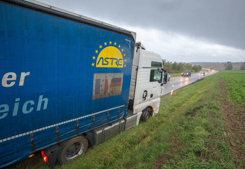 Während ein Unfall auf der B294 zwischen Neulingen-Bauschlott und Pforzheim dazu geführt hat, dass sich ein Lkw im Bankett festgefahren hat und dadurch die nach Pforzheim führende Fahrspur blockiert, ist es auf der Büchenbronner Straße eine Baustelle auf Höhe der Zufahrt zum Sonnenberg, die für den Stau im Berufsverkehr sorgt.