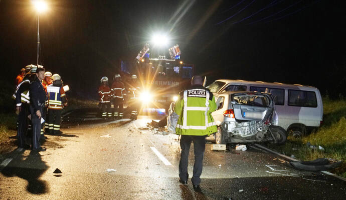 Die Feuerwehr musste bei einem Unfall zwischen Maulbronn und Ötisheim einen lebensgefährlich verletzten Autofahrer aus seinem Fahrzeugwrack herausschneiden.