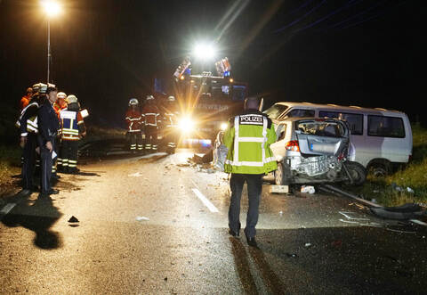 Die Feuerwehr musste bei einem Unfall zwischen Maulbronn und Ötisheim einen lebensgefährlich verletzten Autofahrer aus seinem Fahrzeugwrack herausschneiden.