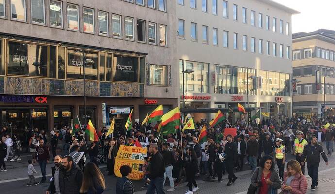 Hunderte Kurden und Sympathisanten haben in der Pforzheimer Innenstadt gegen den Einmarsch der türkischen Armee auf Anordnung von Staatspräsident Erdogan demonstriert. Dieser will in Nordsyrien und Nord-Irak eine Pufferzone errichten - und das zwingt aktuell mehr als 70.000 Menschen zur Flucht.