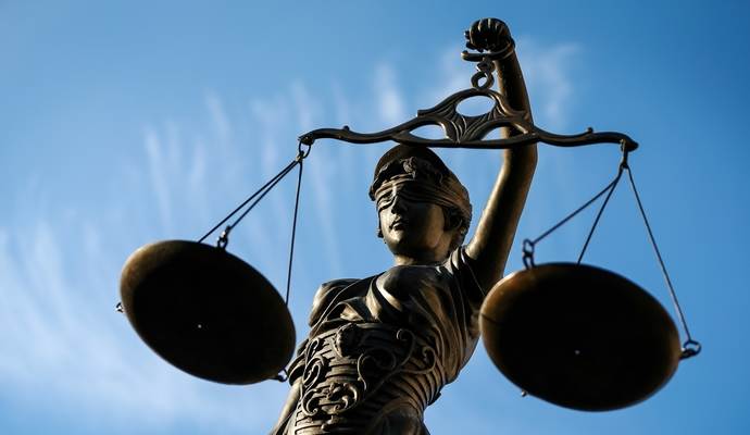 Mit einem blauen Augen kam der junge Mann vor Gericht davon. Er muss nun ein Ordnungsgeld zahlen. Mit einem blauen Augen kam der junge Mann vor Gericht davon. Er muss nun ein Ordnungsgeld zahlen.