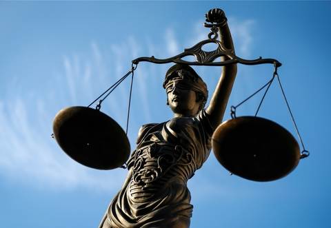 Mit einem blauen Augen kam der junge Mann vor Gericht davon. Er muss nun ein Ordnungsgeld zahlen.