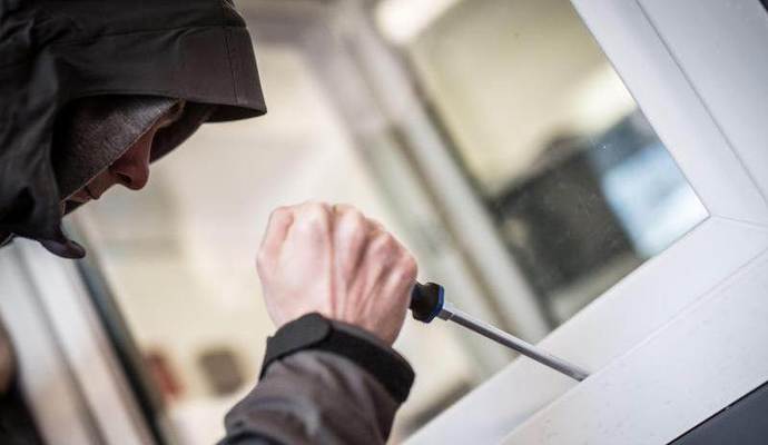 Die Täter verschafften sich nach Polizeiangaben in beiden Fällen Zugang zu den Tagesstätten, indem sie die Terrassentüren mit einem Werkzeug aufhebelten.