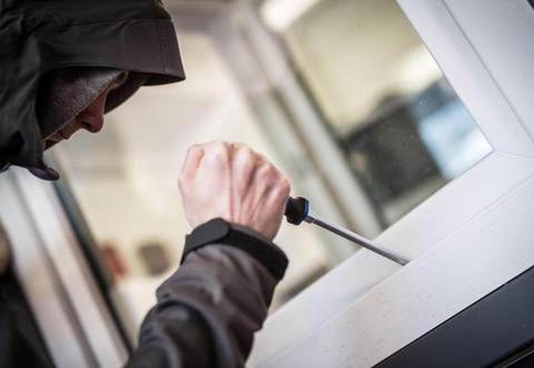 Die Täter verschafften sich nach Polizeiangaben in beiden Fällen Zugang zu den Tagesstätten, indem sie die Terrassentüren mit einem Werkzeug aufhebelten.