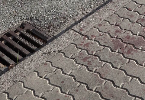 Blutflecken auf dem Gehweg in Karslabd-Langensteinbach zeugen von einer tödlichen Messerattacke.