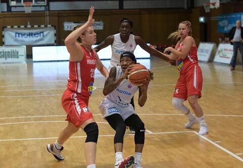Jasmine Thomas (am Ball) unterlag mit den Rutronik Stars Keltern in der heimischen Halle.