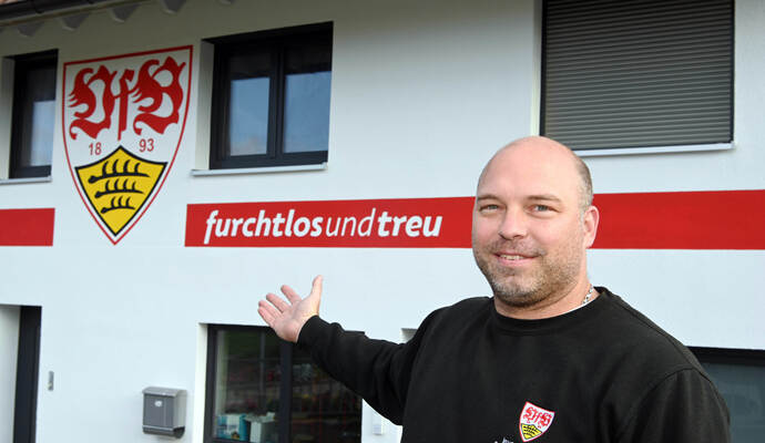 Neuweiler ist seit zehn Jahren Fan des Stuttgarter Vereins und seit wenigen Wochen auch Vorsitzender des VfB-Fanclubs "Invasion 1893 Straubenhardt". Neuweiler ist seit zehn Jahren Fan des Stuttgarter Vereins und seit wenigen Wochen auch Vorsitzender des VfB-Fanclubs "Invasion 1893 Straubenhardt".