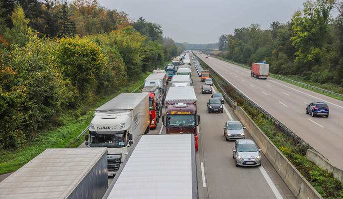 Es staute sich kilometerlang, nachdem ein Tanklaster auf der A8 Diesel verloren hatte.