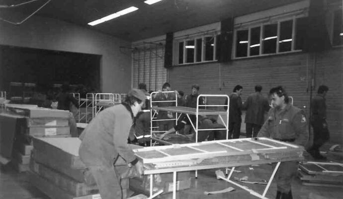 Stockbetten-Aufbau für Flüchtlinge in der alten Festhalle Conweiler am 9. November 1989.
