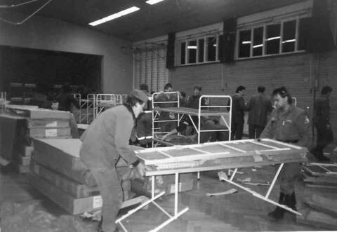 Stockbetten-Aufbau für Flüchtlinge in der alten Festhalle Conweiler am 9. November 1989.