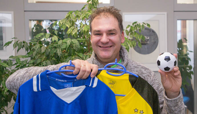 Schalke oder Dortmund? Thomas Bott ist Fan von beiden.