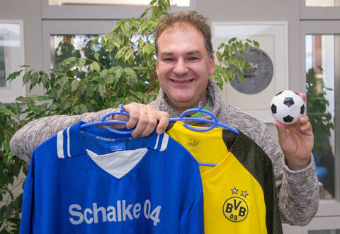 Schalke oder Dortmund? Thomas Bott ist Fan von beiden.