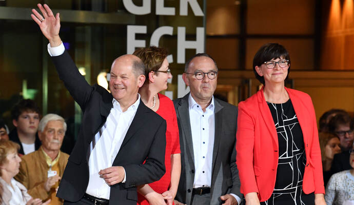 Die Kandidatenpaare Olaf Scholz (l-r) und Klara Geywitz sowie Norbert Walter-Borjans und Saskia Esken stehen auf der Bühne nach der Bekanntgabe des Ergebnisses des Mitgliedervotums zum Parteivorsitz der SPD im Willy-Brandt-Haus. Die Kandidatenpaare Olaf Scholz (l-r) und Klara Geywitz sowie Norbert Walter-Borjans und Saskia Esken stehen auf der Bühne nach der Bekanntgabe des Ergebnisses des Mitgliedervotums zum Parteivorsitz der SPD im Willy-Brandt-Haus.