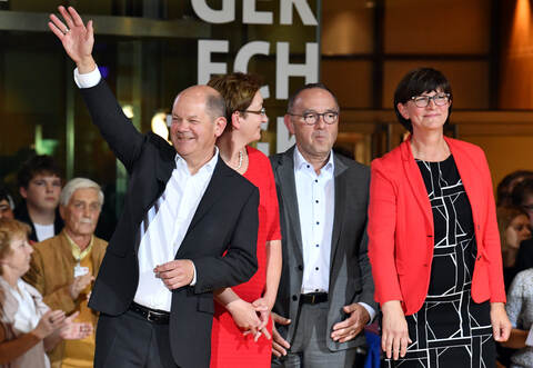 Die Kandidatenpaare Olaf Scholz (l-r) und Klara Geywitz sowie Norbert Walter-Borjans und Saskia Esken stehen auf der Bühne nach der Bekanntgabe des Ergebnisses des Mitgliedervotums zum Parteivorsitz der SPD im Willy-Brandt-Haus.