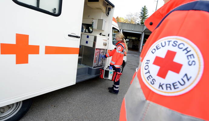 Rettungskräfte brachten den Motorradfahrer noch ins Krankenhaus, dort erlag er später aber seinen Verletzungen.