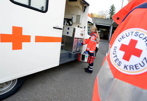 Rettungskräfte brachten den Motorradfahrer noch ins Krankenhaus, dort erlag er später aber seinen Verletzungen.