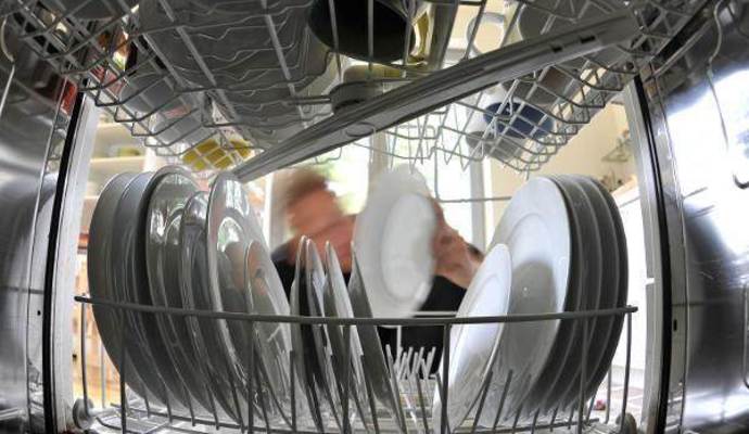 Glücklicherweise waren von dem Feuer laut Polizei nur die Spülmaschine und eine darüber liegende Arbeitsplatte betroffen.