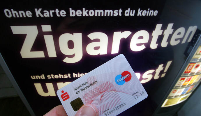 Der Slogan auf dem Automaten stimmt nicht ganz: In Neulingen-Göbrichen kamen Ganoven auch ohne EC-Karte an Zigaretten - allerdings auf besonders rabiate Art.