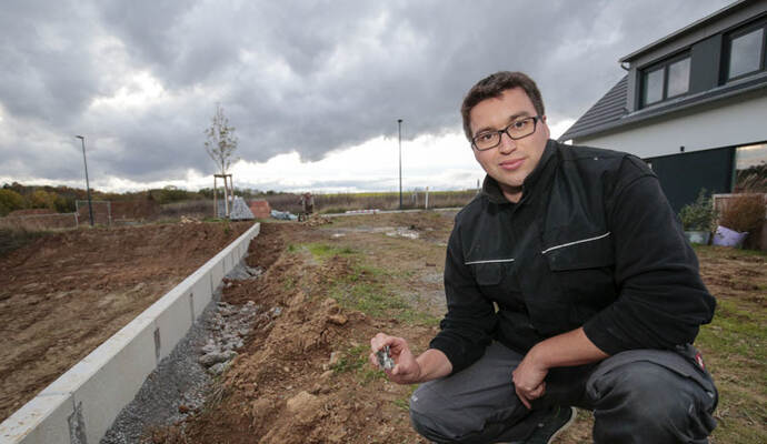 Das hätte ins Auge gehen können: Hausbesitzer Simon Schäfer.zeigt, wo er die Panzersprenggranate gefunden hat. So nahe an einem 