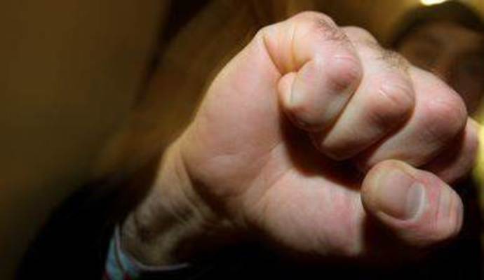 Ein Betrunkener hat in Königsbach-Stein massive Gegenwehr bei einer Blutprobe von Polizisten geleistet.