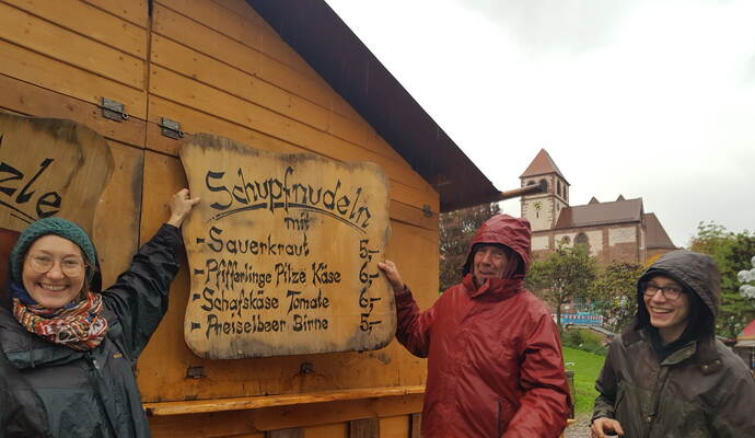 Auch bei strömendem Regen werkeln die Mittelalterleute im Blumenhof unverdrossen – so wie hier Melanie Franz, Gunther Friedrich und Dave Kuckling (von links).