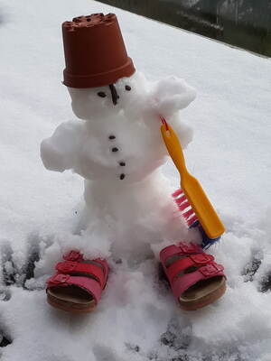Ist bald wieder Zeit für Schneemänner? Dieser ist am 9. November in Dobel gebaut worden.