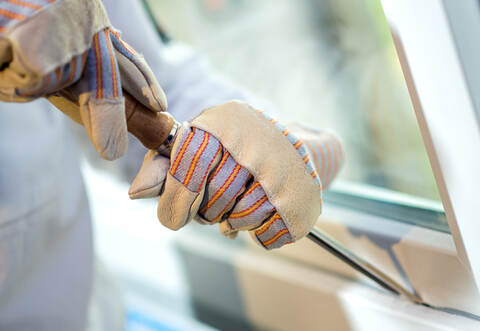 Die Unbekannten drangen mitten am Tag in das Haus ein.