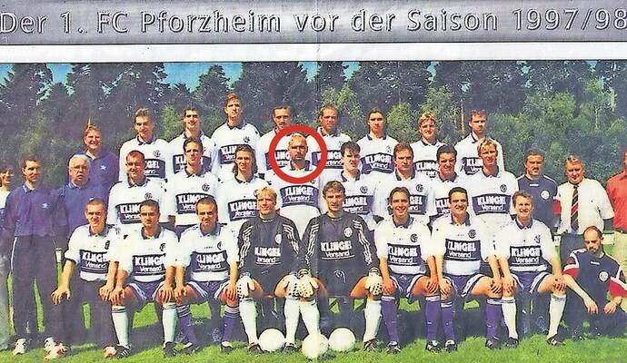Mittendrin, doch nicht richtig dabei: Tim Walter (roter Kreis) wechselte zur Saison 1997/98 als Nachwuchsspieler des Karlsruher SC zum 1. FC Pforzheim. In der Oberliga-Mannschaft konnte sich der Abwehrspieler aber nie durchsetzen und musste somit vorwiegend mit der „Zweiten“ in der Bezirksliga ran.