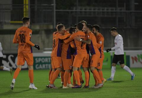 Fast schon wie bei einem Wimmelbild: Nöttingens Mann des Abends, Ricardo Di Piazza (Trikotnummer 10), ist nach seinem Treffer zum 2:0 und dem anschließenden Gruppenjubel kaum noch zu sehen.