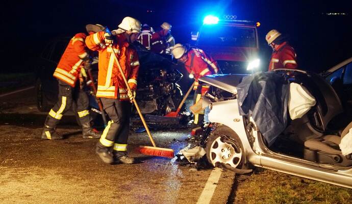 Die Fahrer wurden beide schwer verletzt, außerdem entstand an beiden Fahrzeugen Totalschaden.