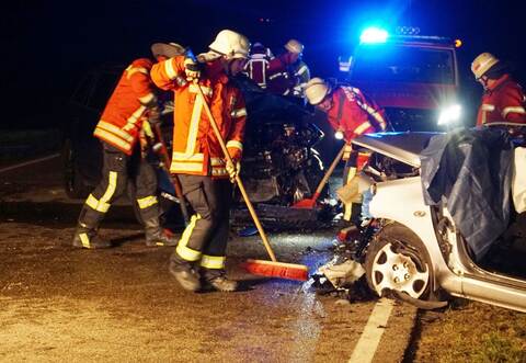 Die Fahrer wurden beide schwer verletzt, außerdem entstand an beiden Fahrzeugen Totalschaden.