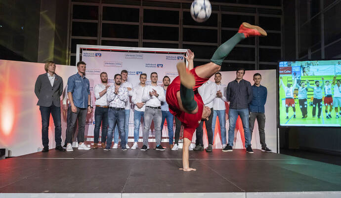 Atemberaubend waren die Einlagen des Ronaldo-Doubles: Gebannt verfolgten gegen Ende des offiziellen Teils die Handballer der TGS Pforzheim als Mannschaft des Jahres den Auftritt mit dem Fußball.