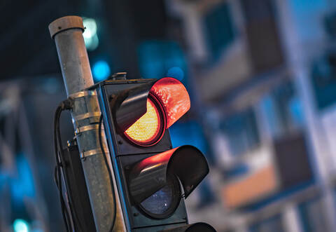 Mit hoher Geschwindigkeit ist der Autofahrer der Polizei zufolge gegen die Ampel gekracht.