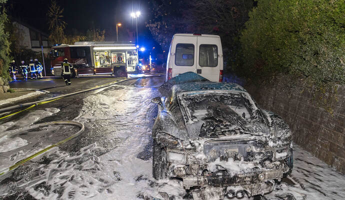 Viel Wasser und Schaum waren nötig, um die brennenden Autos zu löschen. Viel Wasser und Schaum waren nötig, um die brennenden Autos zu löschen.