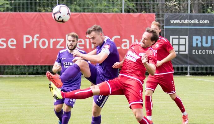 Voller Einsatz: Nöttingens Timo Brenner (Zweiter von links) rettete im Hinrundenspiel gegen Linx um Marc Rubio seinem Team mit zwei verwandelten Elfmetern einen Punkt. Hinten links Colin Bitzer. Diesmal schien aber nichts zu helfen. Voller Einsatz: Nöttingens Timo Brenner (Zweiter von links) rettete im Hinrundenspiel gegen Linx um Marc Rubio seinem Team mit zwei verwandelten Elfmetern einen Punkt. Hinten links Colin Bitzer. Diesmal schien aber nichts zu helfen.