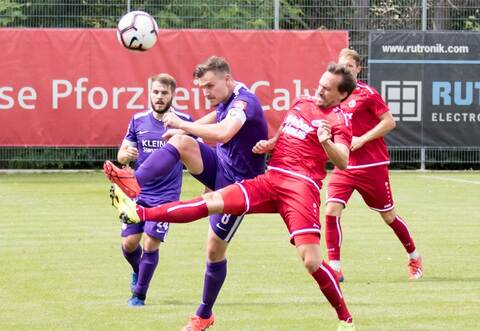 Voller Einsatz: Nöttingens Timo Brenner (Zweiter von links) rettete im Hinrundenspiel gegen Linx um Marc Rubio seinem Team mit zwei verwandelten Elfmetern einen Punkt. Hinten links Colin Bitzer. Diesmal schien aber nichts zu helfen.