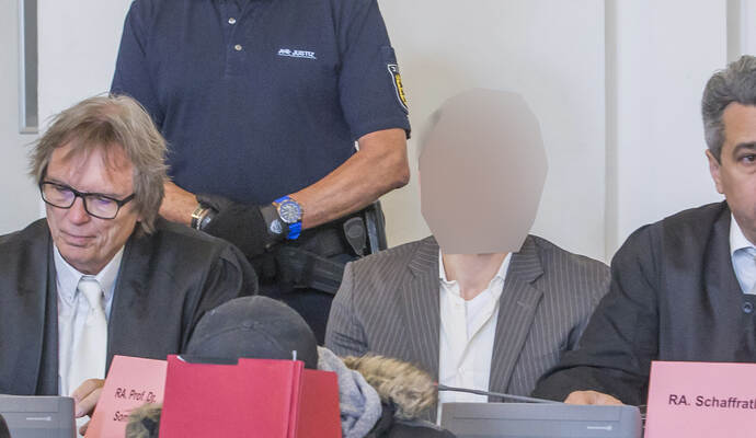 Freispruch gefordert, hatte der 30-jährige Italiener aus Pforzheim – verurteilt wurde er zu lebenslanger Haft wegen Mordes. Sowohl sein Kölner Wahlverteidiger Ulrich Sommer (links), als auch Pflichtverteidiger Cornelius Schaffrath aus Pforzheim haben inzwischen Revision gegen die Entscheidung des Karlsruher Landgerichts eingereicht. Freispruch gefordert, hatte der 30-jährige Italiener aus Pforzheim – verurteilt wurde er zu lebenslanger Haft wegen Mordes. Sowohl sein Kölner Wahlverteidiger Ulrich Sommer (links), als auch Pflichtverteidiger Cornelius Schaffrath aus Pforzheim haben inzwischen Revision gegen die Entscheidung des Karlsruher Landgerichts eingereicht.