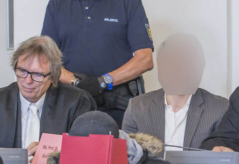 Freispruch gefordert, hatte der 30-jährige Italiener aus Pforzheim – verurteilt wurde er zu lebenslanger Haft wegen Mordes. Sowohl sein Kölner Wahlverteidiger Ulrich Sommer (links), als auch Pflichtverteidiger Cornelius Schaffrath aus Pforzheim haben inzwischen Revision gegen die Entscheidung des Karlsruher Landgerichts eingereicht.