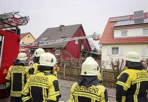 Rund 70 Rettungskräfte der Feuerwehr haben am Sonntag den Brand an einem Holzschuppen (Mitte) an der Ölbronner Talstraße binnen einer Stunde komplett gelöscht. Personen kamen dabei nicht zu Schaden.