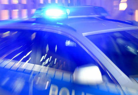 Ein 23-Jähriger hat in einem Haus in Wiernsheim ein Loch in eine Tür getreten und biss einem 26-jährigen Geschädigten in die Hand - anschließende hat er den 26-Jährigen eine Treppe hinunter getreten.