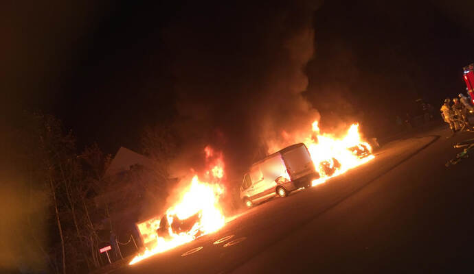 Die Flammen rissen in der Nacht die Anwohner der Marktstraße aus dem Schlaf. Die Flammen rissen in der Nacht die Anwohner der Marktstraße aus dem Schlaf.