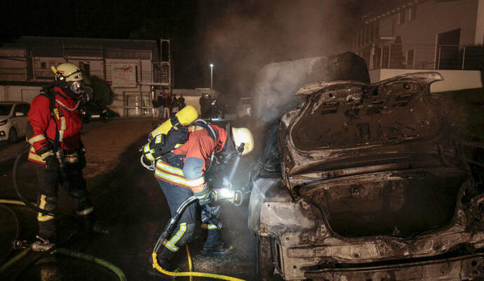 Extrem gefährlich ist der Job, den die Feuerwehrleute bei den Autobränden in der Region machen müssen – wie hier in Neuenbürg. Extrem gefährlich ist der Job, den die Feuerwehrleute bei den Autobränden in der Region machen müssen – wie hier in Neuenbürg.