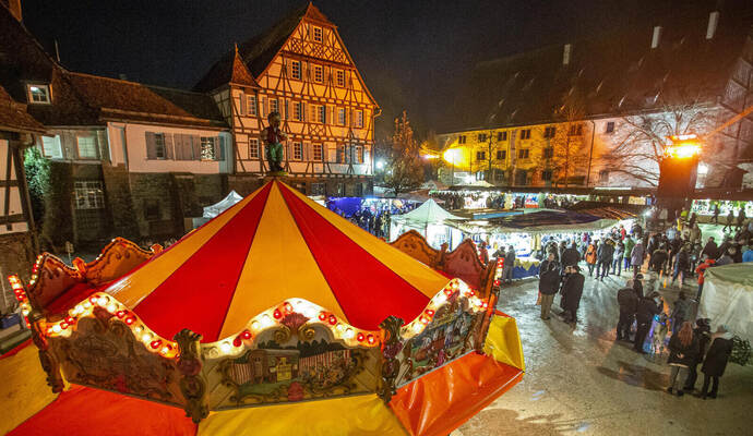 Platz drei der Tops: Li chterzauber von Weihnachtsmärkten wie hier im Weltkulturerbe Kloster Maulbronn begeistern die PZ-Leser. Die vielen Märkte in der Region und in Pforzheim bringen Freud e. Archivfoto: Meyer Maulbronn Weihnachtsmarkt im Kloster