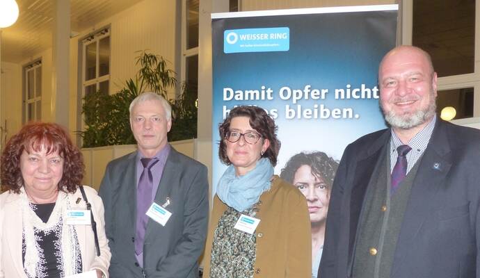 Ehrenamtliche Mitarbeiter des Weißen Rings warben beim jüngsten Benefizkonzert des Landespolizeiorchesters in Bad Wildbad für die Mitarbeit und um Spenden: (von links) Birgit Biher, Pedro Bihler, Daniela Haas und Thomas Franz.