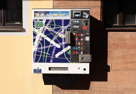 Der aufgebrochene Automat befindet sich in der Bergstraße in Wiernsheim-Serres.