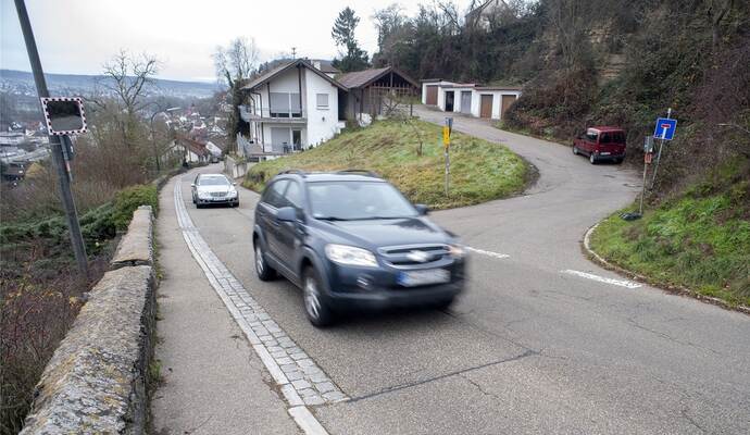 Die Ötisheimer Steige in Enzberg: Rechts zweigt die Höhenstraße ab, an der einige Wohnhäuser liegen, die aber rechtlich gesehen nie fertig erschlossen worden ist. In solchen Straßen könnten Anwohnern späte Kosten drohen. Archivfoto: Fotomoment Die Ötisheimer Steige in Enzberg: Rechts zweigt die Höhenstraße ab, an der einige Wohnhäuser liegen, die aber rechtlich gesehen nie fertig erschlossen worden ist. In solchen Straßen könnten Anwohnern späte Kosten drohen. Archivfoto: Fotomoment