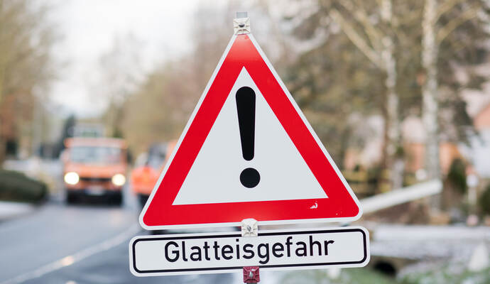 Autofahrer sollten besonders vorsichtig fahren, denn aktuell kann es glatt auf den Straßen sein.