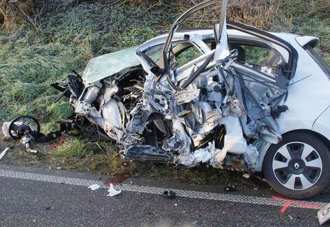 Nur noch ein Wrack ist eines der beiden beteiligten Fahrzeuge nach dem schweren Unfall.